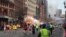 Para pelari sedang menuju garis finish Marathon Boston saat bom meledak di dekat garis finis (15/4). Pelari Indonesia, Wati Hlusak, menyelesaikan marathon sebelum bom meledak, sehingga selamat dari ledakan.