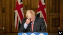 최근 영국에 신종 코로나바이러스가 재확산되면서 일일 신규 확진자가 7천명을 넘은 가운데 보리스 존슨 총리가 런던 다우닝가 관저에서 코로나바이러스에 대한 브리핑을 하고 있다. 