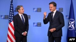 Generalni sekretar NATO-a Mark Rutte, desno, gestikulira dok razgovara sa američkim državnim sekretarom Antonyjem Blinkenom tokom sastanka ministara vanjskih poslova NATO-a u sjedištu NATO-a u Briselu, 3. decembra 2024. godine.