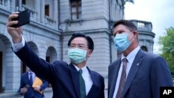 លោក Joseph Wu (ឆ្វេង) រដ្ឋមន្ត្រីការបរទេសកោះតៃវ៉ាន់ ថតរូបតាមទូរស័ព្ទជាមួយលោក Keith Krach អនុរដ្ឋមន្ត្រី​ក្រសួងការ​បរទស​អាមេរិកទទួល​បន្ទុក​ផ្នែក​កំណើន​សេដ្ឋកិច្ច​ថាមពល និង​បរិស្ថាន ក្នុងកិច្ចប្រជុំមួយនៅក្រុងតៃប៉ិ កោះតៃវ៉ាន់ ថ្ងៃទី១៨ ខែកញ្ញា ឆ្នាំ២០២០។