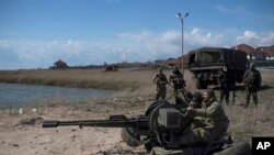 Tentara Ukraina di pan tai Laut Azov di Shyrokyne, Ukraina timur, 15 April 2015. 