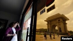 مراسم فارغ&zwnj;التحصيلی دانشگاه سانکوان&zwnj;کوان در سئول. دانشجوی فارغ&zwnj;التحصيل يو هوئی&zwnj;جين تلفن هوشمند خود را چک می&zwnj;کند.