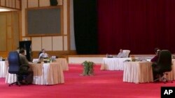 သမ္မတဦးသိန်းစိန်၊ (တ-ဗဟို)၊ အထက်လွှတ်တော်ဥက္ကဋ္ဌ ဦးခင်အောင်မြင့် (ယာ) ၊ ဒေါ်အောင်ဆန်းစုကြည် (ဒု-ယာ)၊ တိုင်းရင်းသားကိုယ်စားလှယ် ဦးအေးမောင် (ဒု-ဝဲ)၊ မြန်မာ့တပ်မတော် ကာကွယ်ရေးဦးစီးချုပ် ဗိုလ်ချုပ်မှူးကြီးမင်းအောင်လှိုင် (ဝဲ) နဲ့ ပြည်သူ့လွှတ်တော်ဥက္ကဋ္ဌ သူရဦးရွှေမန်း (တ-ဝဲ)