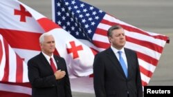 Wakil Presiden AS Mike Pence dan Perdana Menteri Georgia menghadiri upacara penyambutan di Bandara Udara Internasional Tbilisi, 31 Juli 2017.
