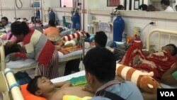 កុមារ​ជាច្រើន​នាក់​ដែល​មាន​ជំងឺ​គ្រុនឈាម កំពុង​សម្រាក​ទទួល​ការ​ព្យាបាល​នៅមន្ទីរពេទ្យគន្ធបុប្ជាភ្នំពេញ។ (ធីតា វីន/VOA)