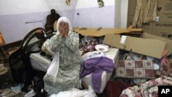Seorang perempuan Palestina menangis di rumahnya setelah tentara Israel menggeledah rumahnya untuk mencari remaja Israel yang diculik.