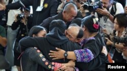 ญาติกอดตัวประกันชาวไทยที่ถูกปล่อยตัว ซึ่งถูกลักพาตัวระหว่างเหตุโจมตีโดยกลุ่มฮามาสเมื่อวันที่ 7 ต.ค. 2023 และถูกควบคุมตัวในฉนวนกาซา ขณะที่ตัวประกันเดินทางถึงไทยหลังจากได้รับการปล่อยตัว ที่สนามบินสุวรรณภูมิ เมื่อ 9 ก.พ. 2025 (REUTERS/Athit Perawongmetha)