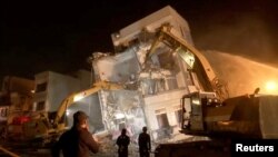 នៅក្នុងរូបថតពីវីដេអូនេះ ក្រុមការងារធ្វើ​ប្រតិបត្តិការ​ជួយ​សង្គ្រោះ​នៅ​កន្លែង​ដែល​អគារ​មួយ​បាន​ដួល​រលំ បន្ទាប់​ពី​ការ​រញ្ជួយ​ដី​នៅ Hualien ប្រទេស​តៃវ៉ាន់ នៅ​ថ្ងៃ​ទី ៣ ខែ​មេសា ឆ្នាំ ២០២៤។ (SET TV/Handout via REUTERS)