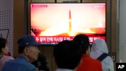 Sebuah layar televisi yang terpasang di stasiun kereta api di Seoul, Korea Selatan, menayangkan berita terkait peluncuran rudal Korea Utara pada 12 September 2024. (Foto: AP/Ahn Young-joon)