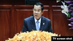 រូបឯកសារ៖ លោកនាយករដ្ឋមន្រ្តី ហ៊ុន សែន ថ្លែងក្នុង​កិច្ច​ប្រជុំ​​បោះឆ្នោត​ជ្រើសតាំងថ្នាក់ដឹកនាំ​រដ្ឋសភាថ្មី និង​ការ​បោះឆ្នោត​ផ្តល់សេចក្តី​ទុក​ចិត្ត​រដ្ឋាភិបាល​ថ្មី ក្នុង​វិមាន​រដ្ឋសភា នា​ថ្ងៃទី​៦ ខែ​កញ្ញា ឆ្នាំ​២០១៨។ (រូបថត​ពី​ទូរទស្សន៍)