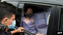 아웅산 수치 미얀마 국가자문역이 4일 양군 선거관리위원회에 11월 총선 출마 신청서를 제출했다.