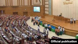 សភា​ជាន់​ទាប​ធ្វើ​ការ​បោះឆ្នោត​រវាង​លោក U Htin Kyaw និង​លោក Henry Van Thio។