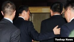 25일 라오스 비엔티안에서 열린 북-중 양자회담 시작 전 중국 왕이 외교부장(왼쪽)이 북한 리용호 외무상을 맞이하러 문 밖으로 나와 악수를 한 뒤 회의장으로 입장하고 있다.