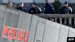Des policiers à une barrière anti-émeute à l'ancien aéroport de Notre-Dame-des-Landes, à Nantes, le 19 mars 2018.