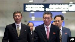 중국 베이징에서 이틀간의 북-일 회담을 마친 북한 수석대표 송일호 북일국교정상화교섭 담당대사(오른쪽)가 1일 베이징 공항을 떠나고 있다. 