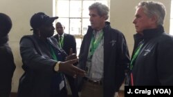  L'ancien secrétaire d'Etat américain John Kerry et l'ancienne Première ministre du Sénégal Aminata Touré, co-leaders de la mission d'observation du Carter Center, Nairobi, Kenya, le 8 août 2017. 