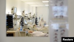 Medicinska radnica brine o pacijentima obolelim od Kovida 19, u novoizgrađenoj kovid bolnici u Novom Sadu, Srbija, 8. septembra 2021. (Foto: Rojters, Zorana Jevtić)