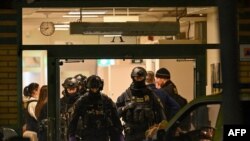 Risbergska ကျောင်းတွင် ပစ်ခတ်မှုဖြစ်ပွားပြီးနောက် တွေ့ရသည့် ဆွီဒင် ရဲတပ်ဖွဲ့ဝင်များ။ (၄ ဖေဖော်ဝါရီ ၂၀၂၅)​ (Photo: Jonathan NACKSTRAND/AFP)