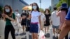 Orang-orang memakai masker untuk melindungi dari virus corona saat mereka berjalan di Beijing, Jumat, 5 Juni 2020. (Foto: AP)