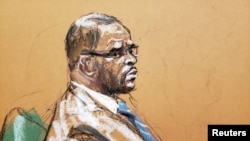 Le chanteur R. Kelly assiste au tribunal de district américain de Brooklyn au début de son procès à New York, le 18 août 2021, dans un sketch de la salle d'audience.