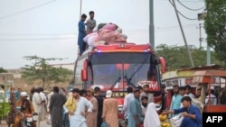 法新社于2023年9月21日拍摄的这张照片显示，阿富汗难民登上从巴基斯坦卡拉奇前往阿富汗的巴士。在阿富汗数十年的战争中，数百万阿富汗人涌入巴基斯坦。
巴基斯坦于2023年10月3日下令无证移民在11月1日之前离境。 （法新社图片）