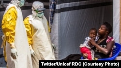 Une enfant dans les mains de sa mère en train de suivre des soins au Centre de traitement d'Ebola à Butembo, Nord-Kivu, sur une photo publiée le 31 juillet 2019. (Twitter/Unicef RDC) 