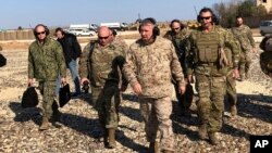 General Frenk Makkenzi (o'rtada) Suriyada