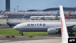 资料照：北京机场上停着一架美国联合航空公司的波音777飞机。（2018年7月25日) 