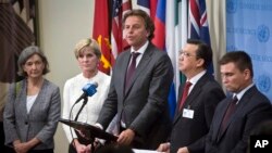 ​អគ្គរដ្ឋទូត​អ.ស.ប​ប្រចាំ​ប៊ែលហ្សិកលោកស្រី Benedicte Frankinet​ (ខាងឆ្វេង) និង​រដ្ឋមន្រ្តី​ការបរទេស​ពី​ប្រទេស​អូស្រ្តាលី ហូឡង់ ម៉ាឡេស៊ី និង​អ៊ុយក្រែន​ធ្វើសន្និសីទ​សារព័ត៌មាន​មួយ​ប្រចាំ​នឹង​ការ​បដិសេធ​របស់​រុស្ស៊ី​ទៅ​លើ​​​សេចក្តី​សម្រេច​របស់​អ.ស.ប​លើ​ករណី​បាញ់​ទម្លាក់​យន្តហោះ​ម៉ាឡេស៊ី។