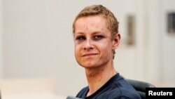 Philip Manshaus hadir di sebuah pengadilan di Oslo dan membantah semua dakwaan yang dibacakan jaksa Johan Oeverberg. (Foto: dok).