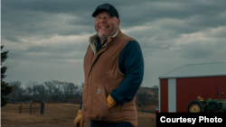 លោក​ David Andahl​ អាយុ​ ៥៥ ​ឆ្នាំ បាន​ឈរ​ឈ្មោះជាបេក្ខជនសម្រាប់តំណែងជាសមាជិកសភា​ក្នុង​​សង្កាត់​ទី​ ៨​ នៃ​រដ្ឋ​ North Dakota។ ​លោកបាន​ស្លាប់​ដោយ​សារ​ការ​ឆ្លង​ជំងឺ​កូវីដ​១៩​​ កាល​ពី​ខែ​តុលាកន្លងទៅ។ (រូបថតដកស្រង់ពីគេហទំព័រ David Andahl)