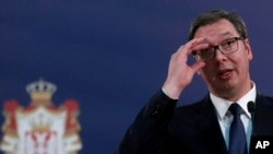 Arhiva - Predsednik Srbije Aleksandar Vučić tokom obraćanja novinarima, 31. januara 2020. (AP Photo/Darko Vojinovic)