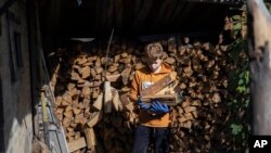 Majka i sin žive u prikolici koja je postavljena u njihovom dvorištu nakon što su borbe u ranim danima rata uništile njihovu kuću u Moshchunu, selu oko 25 kilometara sjeverozapadno od Kijeva.