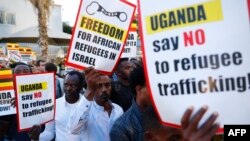 ជន​ចំណាក​ស្រុក​មក​ពី​អាហ្វ្រិក​ធ្វើ​បាតុកម្ម​នៅ​ទីក្រុង Tel Aviv ប្រទេស​អ៊ីស្រាអែល កាល​ពី​ថ្ងៃទី​៩ មេសា ២០១៨ ប្រឆាំង​នឹង​ការ​បណ្ដេញ​ពួក​គេ​ចេញ។