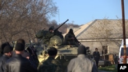 位于里米亚的乌克兰贝尔贝克空军基地大门外