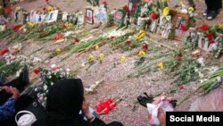 تصویری از گردهمایی خانواده های اعدام شدگان سال ۶۷ بر مزار آنها در گورستان خاوران در شرق تهران