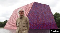 Artist Christo stands in front of his work The London Mastaba, on the Serpentine in Hyde Park, London, Britain, June 18, 2018. (REUTERS/Simon Dawson)