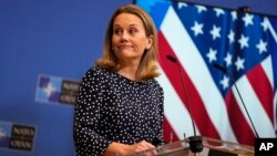 줄리앤 스미스 나토주재 미국대사가 브뤼셀의 나토 본부에서 열린 기자회견에서 발언하고 있다. (자료시진)