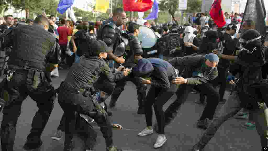 La police arrête un homme qui manifeste contre les dépenses faites pour les Jeux Olympiques à Rio, 2 août 2016.
