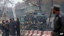 Turkiya va afg'on xavfsizlik xizmati xodimlari Kobuldagi elchixona yonida sodir etilgan xurujni tergov qilayapti. 26-fevral, 2015-yil.