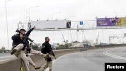 Petugas polisi federal terlihat di Jembatan Rio-Niteroi, di mana polisi bersenjata mengepung bus penumpang yang dibajak di Rio de Janeiro, Brasil 20 Agustus 2019. (Foto: Reuters)