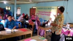 Pelatihan penyusunan peraturan desa perlindungan perempuan dan anak korban kekerasan di Banjarnegara, Jawa Tengah. (VOA/Nurhadi Sucahyo)