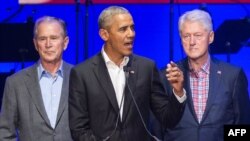 Barack Obama (c) Geoge W. Bush (d) mpe Bill Clinton (d) na Collège Station, Texas, 21 octobre 2017.