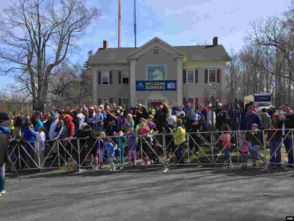 Spectators crowd along the Boston Marathon race route to cheer on the runners, April 21, 2014. (Carolyn Presutti/VOA)