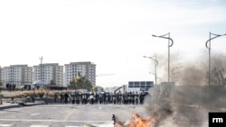 Kurdish security forces are seen approaching on a road in the Iraqi Kurdistan city of Sulaymaniyah during protests on Dec. 11, 2020. (Rebaz Majeed/VOA). Moments after this photo was taken, one of them threatened Rebaz Majeed, a journalist with VOA. 