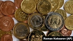 라트비아에서 발행한 유로화 동전. (자료사진)