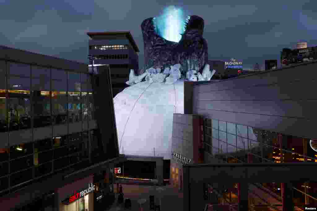 រូប​មួយ​ដែលគេ​ដាក់​ដើម្បី​ផ្សព្វផ្សាយ​រឿង​&laquo;Godzilla: King of the Monsters&raquo;​&nbsp;ត្រូវ​បាន​គេថត​នៅ​លើ​ដំបូល​រោង​ភាពយន្ត​​​ ក្នុង​ទីក្រុង​ Los Angeles​ រដ្ឋកាលីហ្វ័រញ៉ា​កាលពី​ថ្ងៃទី​០៣ ខែមិថុនា ឆ្នាំ២០១៩។