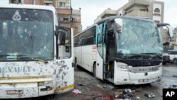 Deux bus après le double attentat de Damas, en Syrie, le 11 mars 2017.