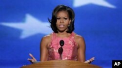 Ibu negara Michelle Obama memberikan pidato pada hari pertama konvensi nasional Partai Demokrat di Charlotte, North Caroline, Selasa malam (4/9). 
