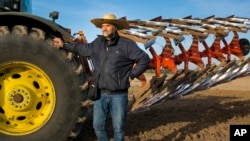 Serhii Halusyn, seorang petani pemilik lahan, yang menyewakan lahan pertaniannya untuk warga desa Nebelytsia di Ukraina, 12 Oktober 2019.